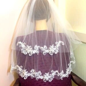 NWOT Bridal Two Layers Veil  Embroider Size M